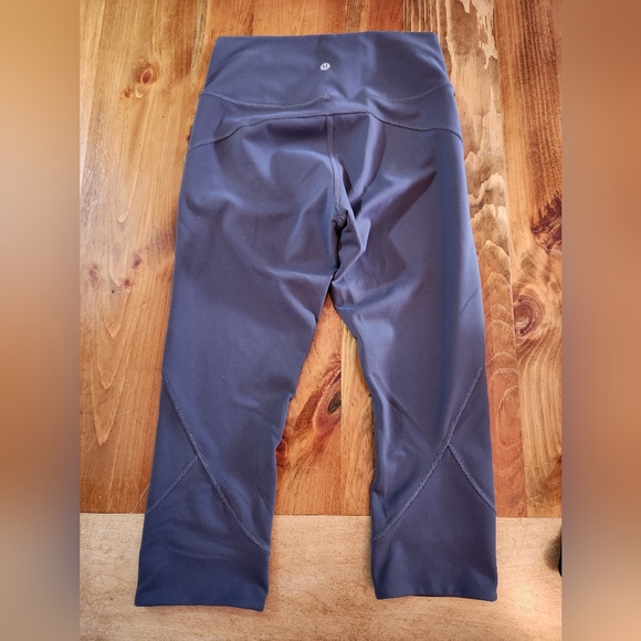 EUC Lululemon athletica Gray Crop Workout Pants. Size 8. No wear. Like new. - Picture 4 of 4